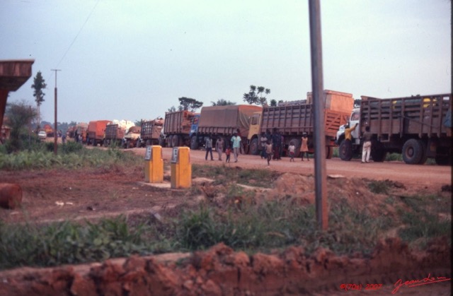014 1976 Kango Attente Camions au Bac 069wtmk.JPG