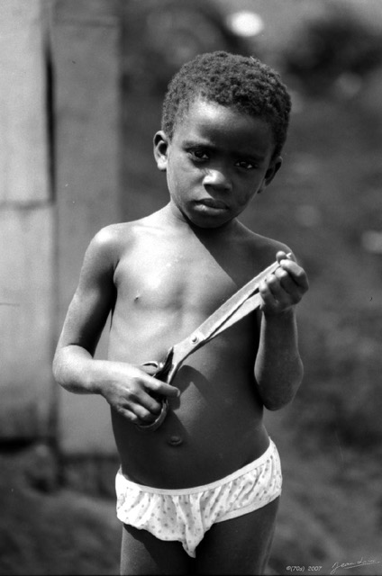 018 1976 Libreville Enfant au Ciseau wtmk.JPG