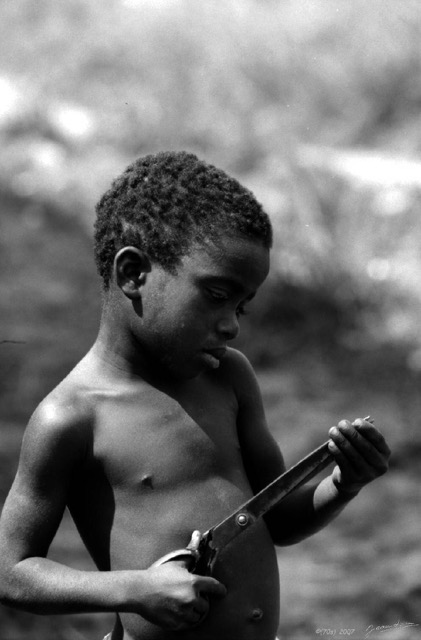 019 1976 Libreville Enfant au Ciseau wtmk.JPG