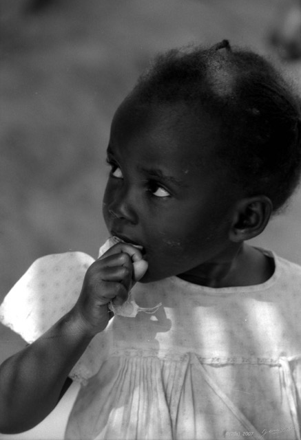 026 1976 Libreville Portrait Enfant wtmk.JPG