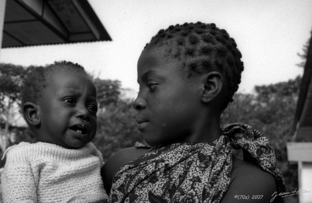 038 1978 Fougamou Enfant avec sa Petite Soeur wtmk.JPG