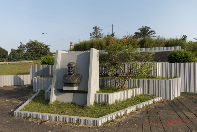 011 Franceville Statue Savorgnan de Brazza A 2017 17RX104DSC_100848wtmk.jpg