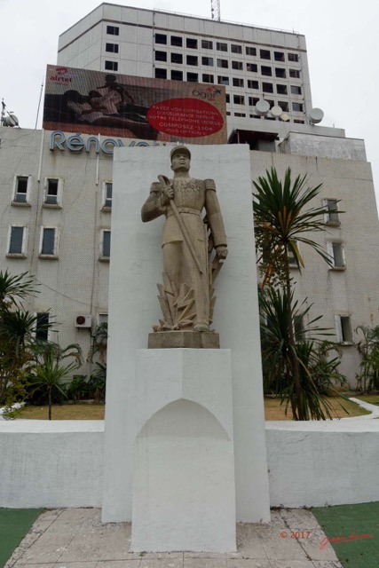 110 Libreville Monument aux Morts Charles NTCHORERE 17RX104DSC_102200_DxOwtmk.jpg