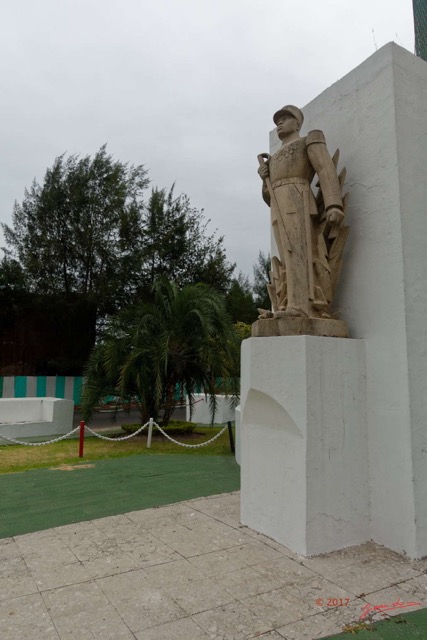 113 Libreville Monument aux Morts Charles NTCHORERE 17RX104DSC_102203_DxOwtmk.jpg