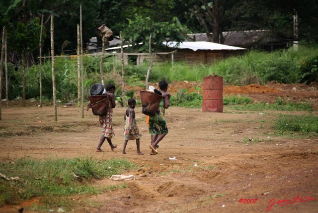 003 Femmes partant a la Plantation IMG_4132WTMK.JPG