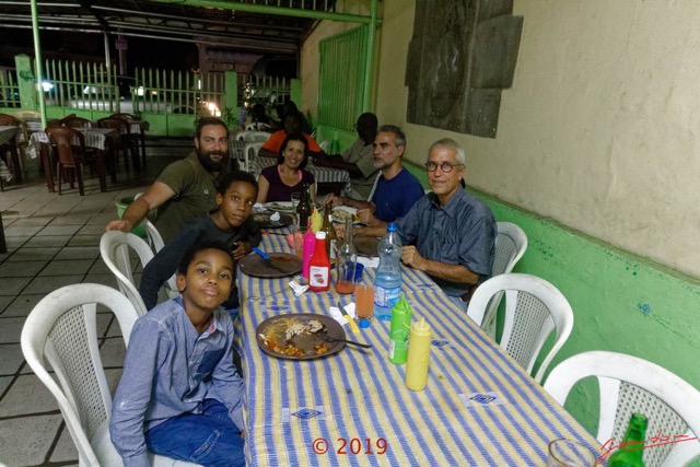 0100 Libreville Restaurant Premier Likouala avec Piero et Antonio 19RX104DSC_1904301008992_DxOwtmk 150k.jpg